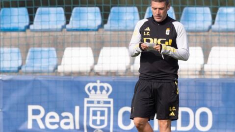 5-10 Carri&oacute;n mira sus notas en un entrenamiento