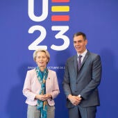 Pedro Sánchez y la presidenta de la Comisión Europea. Ursula von der Leyen.