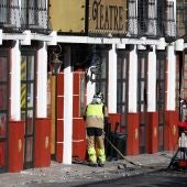 Bomberos de Murcia trabajan en la discoteca de Murcia donde ocurrió el incendio