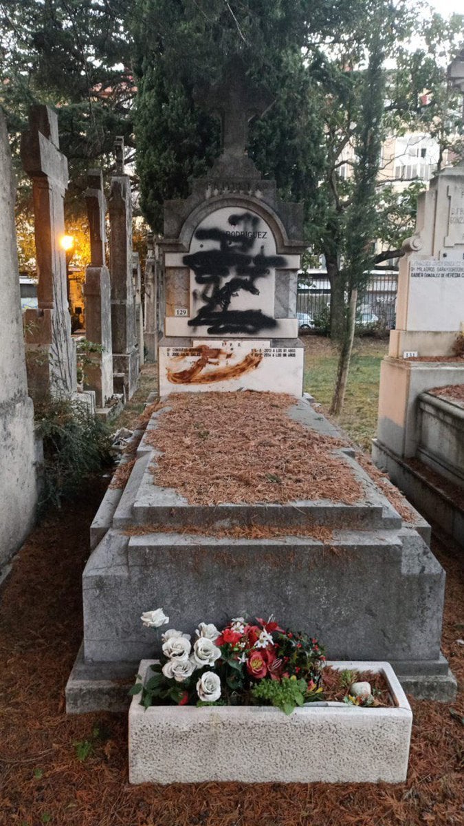 Profanan con pintura negra la tumba del dirigente socialista Fernando Buesa, asesinado por ETA Profanan con pintura negra la tumba del dirigente socialista Fernando Buesa, asesinado por ETA