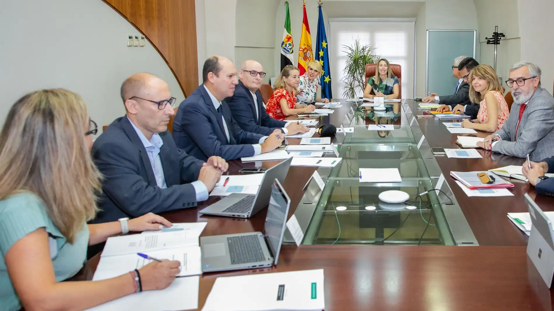 Junta de Extremadura y Universidad se reúnen para abordar la necesidad de una financiación "estable"