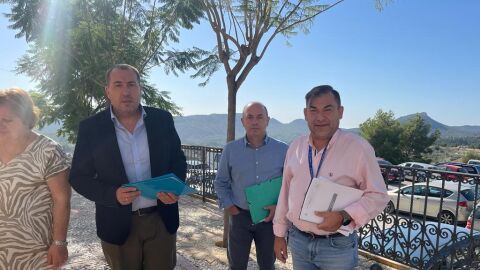 El Diputado Antonio Bernab&eacute;u con el alcalde de Relleu, Lino Pascual