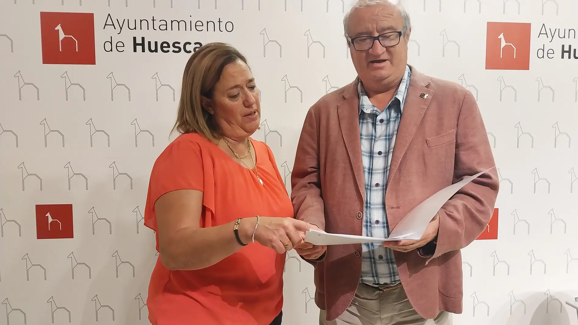 Rosa Gerbás y José María Romance analizan las propuestas del PSOE para las ordenanzas.