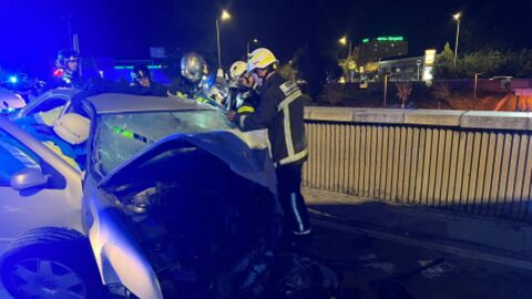 Bomberos de la Comunidad de Madrid trabajan para liberar al conductor de un veh&iacute;culo tras un accidente