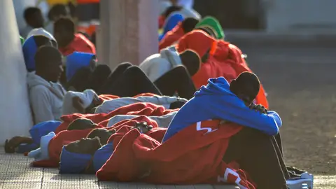 Inmigrantes subsaharianos rescatados en aguas cercanas a El Hierro Inmigrantes subsaharianos rescatados en aguas cercanas a El Hierro