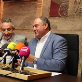 De derecha a izquierda, consejero de Agricultura, Julián Martínez Lizán, y alcalde de Valdepeñas, Jesús Martín De derecha a izquierda, consejero de Agricultura, Julián Martínez Lizán, y alcalde de Valdepeñas, Jesús Martín