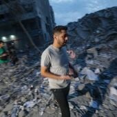 Un palestino camina sobre los escombros de un edificio destruido por las fuerzas israelíes