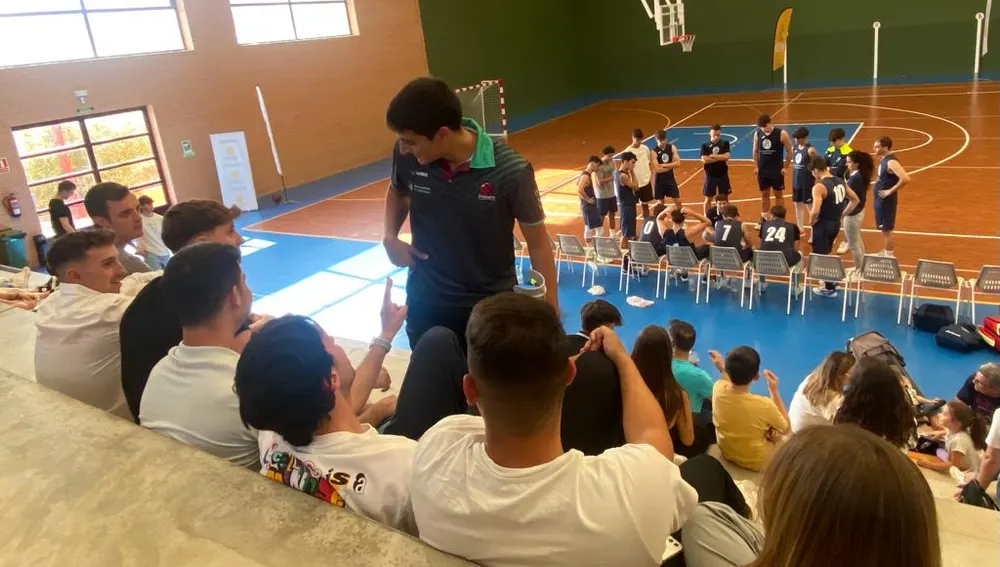 Árbitros y jugadores de baloncesto, presentes en la grada Árbitros y jugadores de baloncesto, presentes en la grada