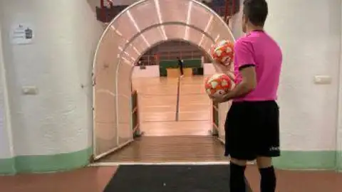 Árbitro de fútbol sala en el pabellón de La Alamedilla Árbitro de fútbol sala en el pabellón de La Alamedilla