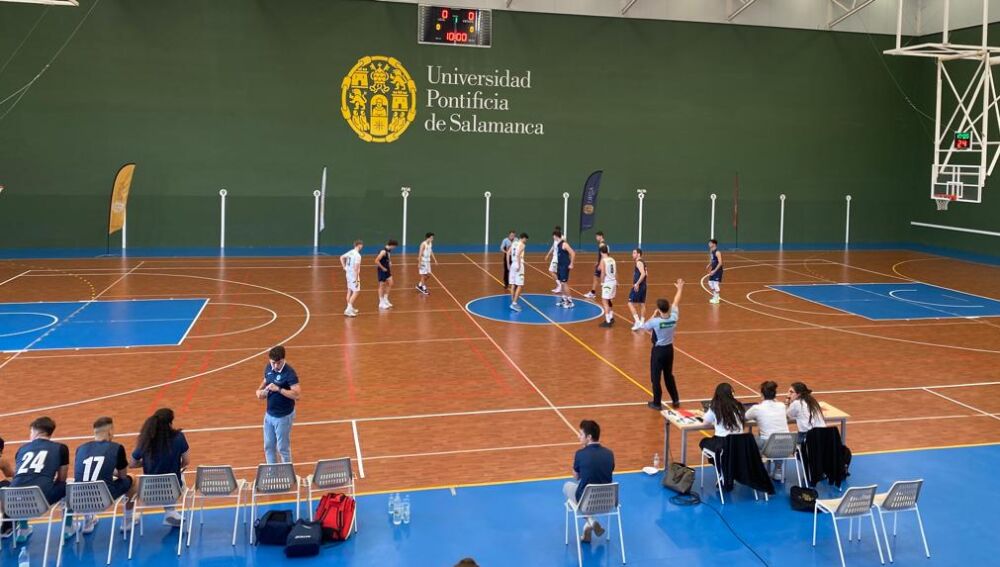 Inicio del primer partido oficial del Universidad Pontificia de Salamanca