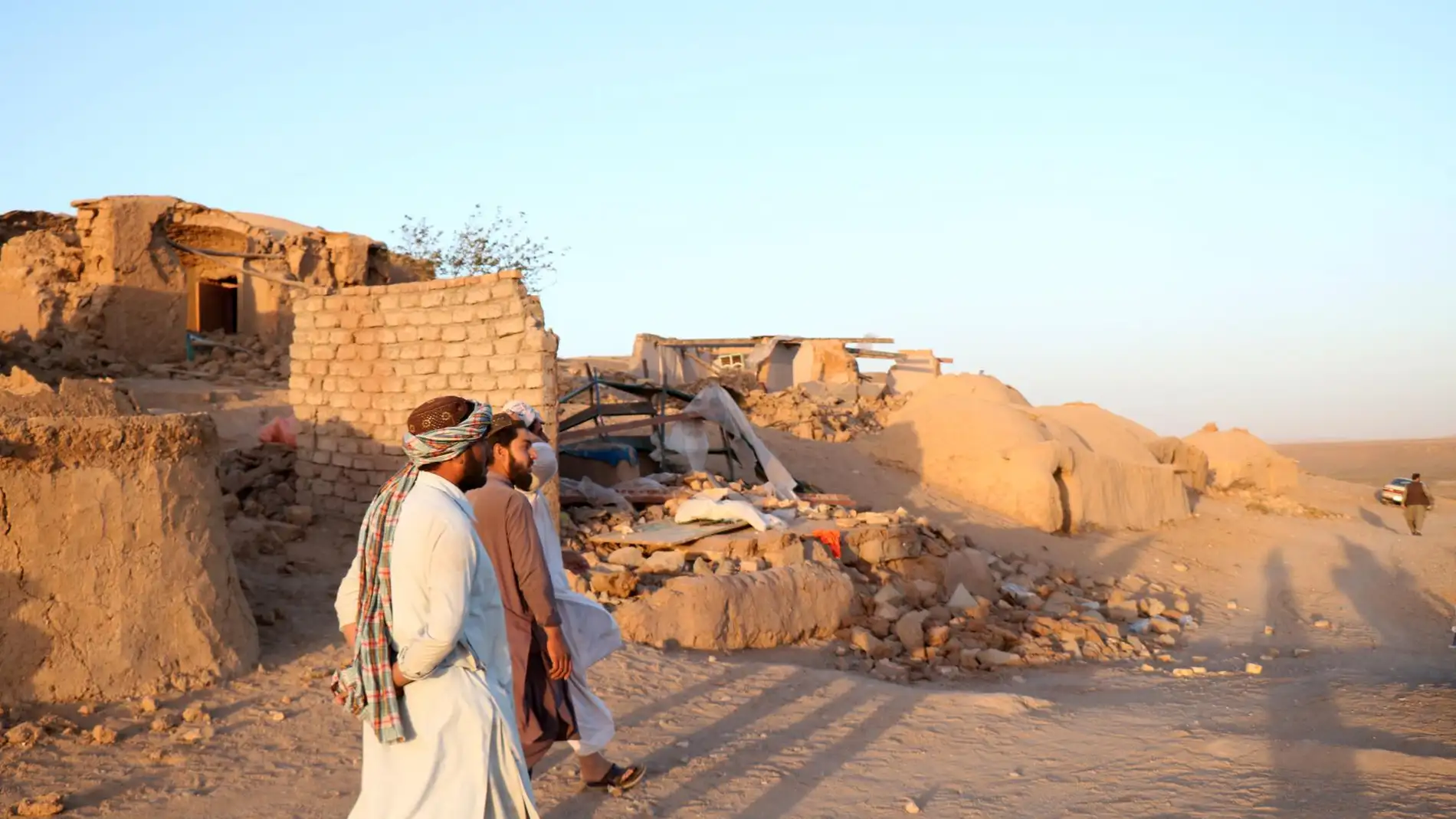 Una cadena de terremotos sacude Afganistán y deja al menos 180 muertos y 600 heridos
