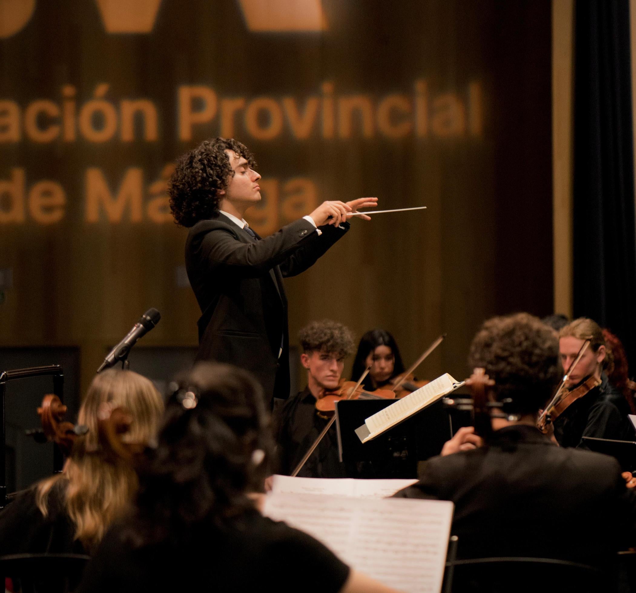 Alejandro Escañuela, el español más joven en tener orquesta propia y dirigirla Alejandro Escañuela, el español más joven en tener orquesta propia y dirigirla