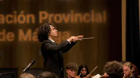 Alejandro Escañuela dirige la orquesta sinfónica orbis Alejandro Escañuela dirige la orquesta sinfónica orbis