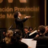 Alejandro Escañuela dirige la orquesta sinfónica orbis