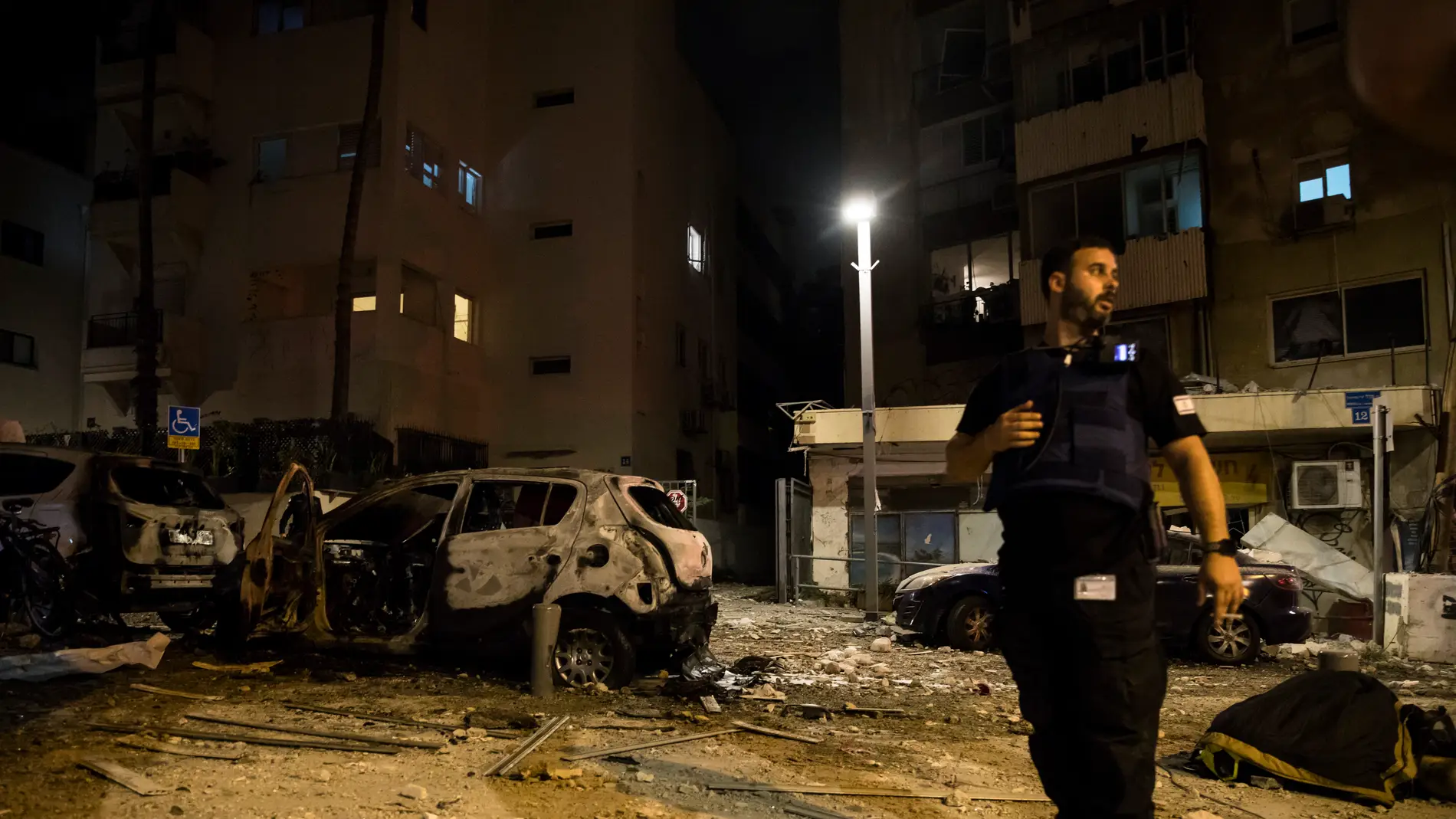 Las fuerzas de seguridad israelíes en una escena donde un cohete lanzado desde la Franja de Gaza impactó un edificio en Tel Aviv