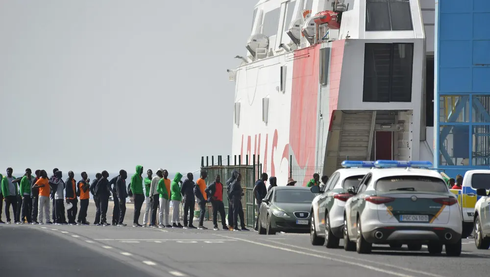  Unos 550 personas que habían llegado a la isla de El Hierro en los últimos días en varios cayucos han sido trasladados este sábado en un barco fletado por la Administración Central a Tenerife