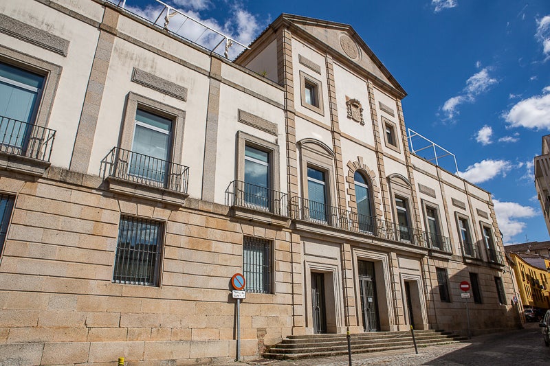 Condenado a 17 años de prisión a cada uno de los dos acusados, madre e hijo, de asesinar a un hombre en la localidad cacereña de Logrosán Condenado a 17 años de prisión a cada uno de los dos acusados, madre e hijo, de asesinar a un hombre en la localidad cacereña de Logrosán
