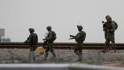 Una patrulla de soldados israel&iacute;es en la frontera de Gaza/ EFE/EPA/ATEF SAFADI