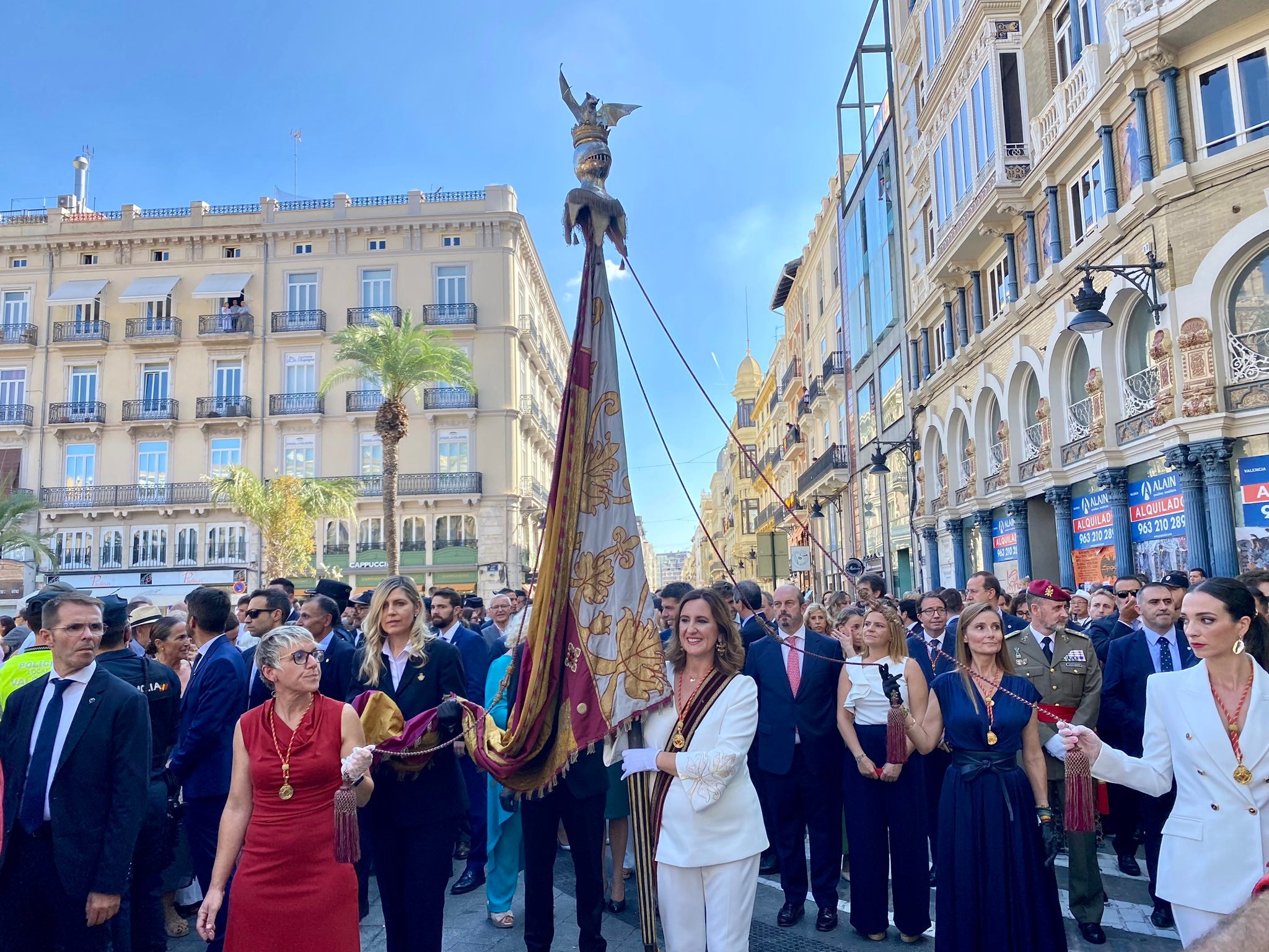 La Senyera, arropada por los valencianos en la calles de València, ha regresado a la Catedral La Senyera, arropada por los valencianos en la calles de València, ha regresado a la Catedral