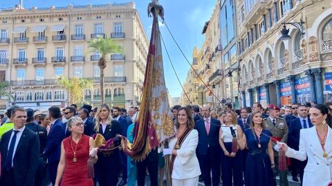 La alcaldesa ha sido la encargada de portar la Senyera