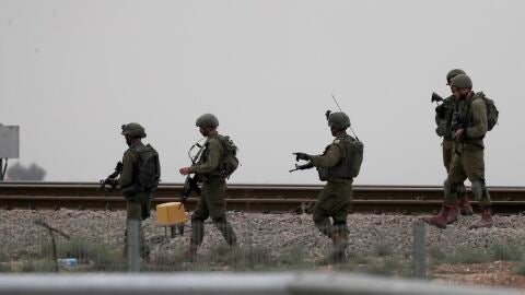 Soldados israel&iacute;es patrullan junto a la frontera con Gaza, cerca de Sderot, al sur de Israel