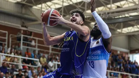 Marc Martí, capitán del Alimerka Oviedo Baloncesto, intenta una canasta ante el San Pablo Burgos Marc Martí, capitán del Alimerka Oviedo Baloncesto, intenta una canasta ante el San Pablo Burgos