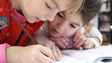 Niños estudiando