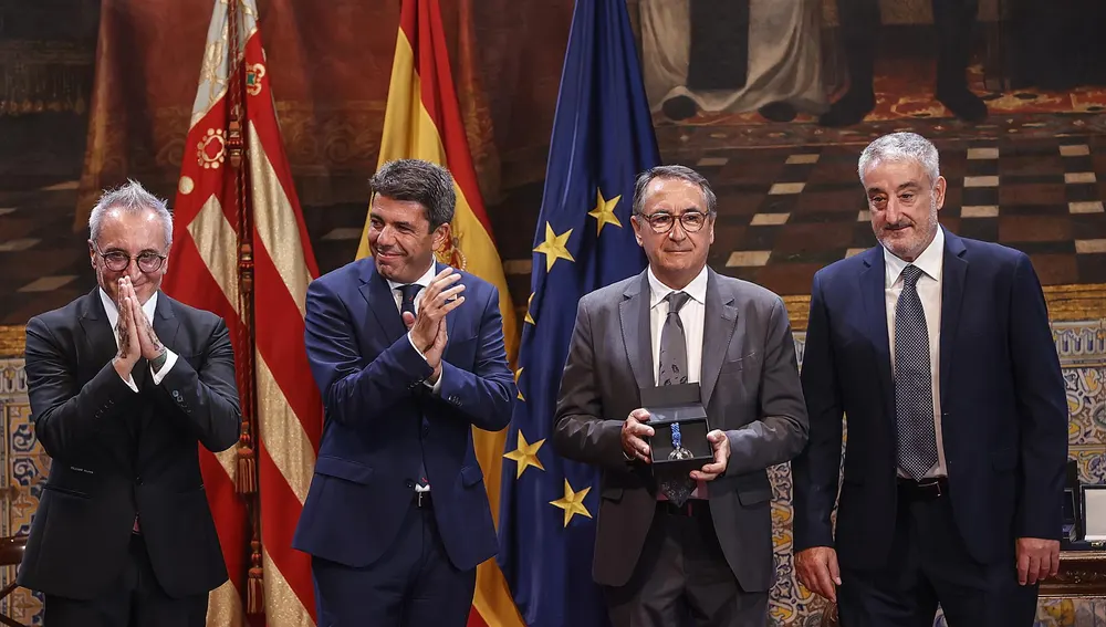 El presidente de la Generalitat, Carlos Mazón (2i), entrega la Distinción al Mérito Empresarial a la empresa valenciana Carmencita. - 