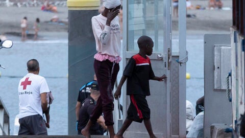 Un cayuco ha llegado este domingo por la tarde al puerto de Los Cristianos (Tenerife) con 71 personas a bordo, entre ellos doce mujeres, nueve niños y dos bebés