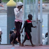 Un cayuco ha llegado este domingo por la tarde al puerto de Los Cristianos (Tenerife) con 71 personas a bordo, entre ellos doce mujeres, nueve niños y dos bebés