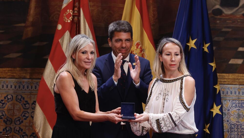 Mazón con las hijas de Nino Bravo en el acto oficial del 9 d'Octubre - 