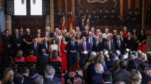 Foto de familia de los premiados en el acto institucional del 9 d'Octubre. 