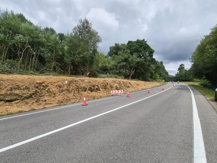 Comenzan os traballos de limpeza das marxenes da OU-510 no Concello de Ourense Comenzan os traballos de limpeza das marxenes da OU-510 no Concello de Ourense