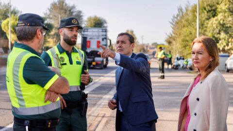 Tierraseca y Raquel García en el control de la Guardia Civil situado en Peralvillo