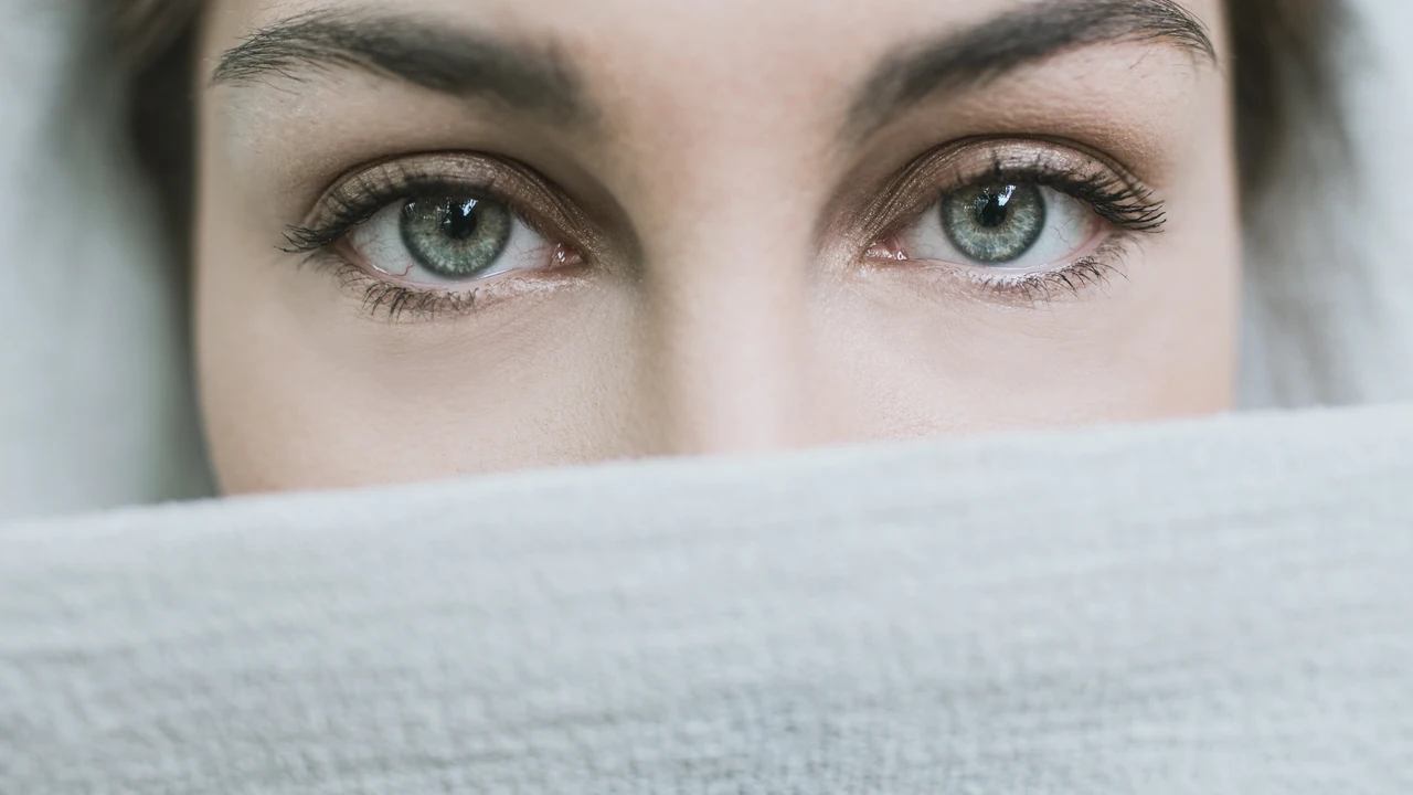 Por qué me tiembla un ojo: estas pueden ser las causas, según una oftalmóloga