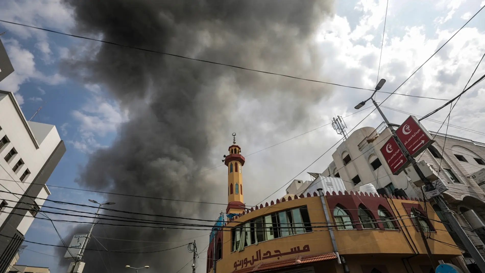 El humo se eleva sobre los edificios después de un ataque aéreo israelí en la ciudad de Gaza este lunes/ EFE/EPA/MOHAMMED SABER