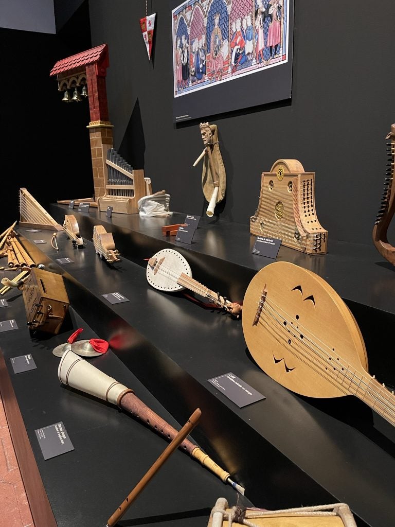 El Museo Arqueológico de Badajoz expone instrumentos musicales de la corte de Alfonso X El Museo Arqueológico de Badajoz expone instrumentos musicales de la corte de Alfonso X