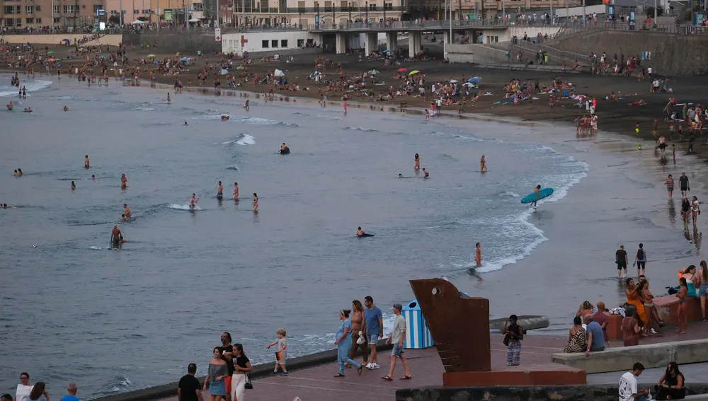 La playa de Las Canetras en Las Palmas de Gran Canaria en plena ola de calor en octubre de 2023