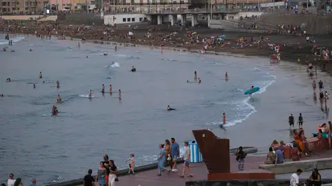 La playa de Las Canetras en Las Palmas de Gran Canaria en plena ola de calor en octubre de 2023 La playa de Las Canetras en Las Palmas de Gran Canaria en plena ola de calor en octubre de 2023