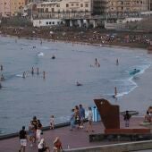 La playa de Las Canetras en Las Palmas de Gran Canaria en plena ola de calor en octubre de 2023