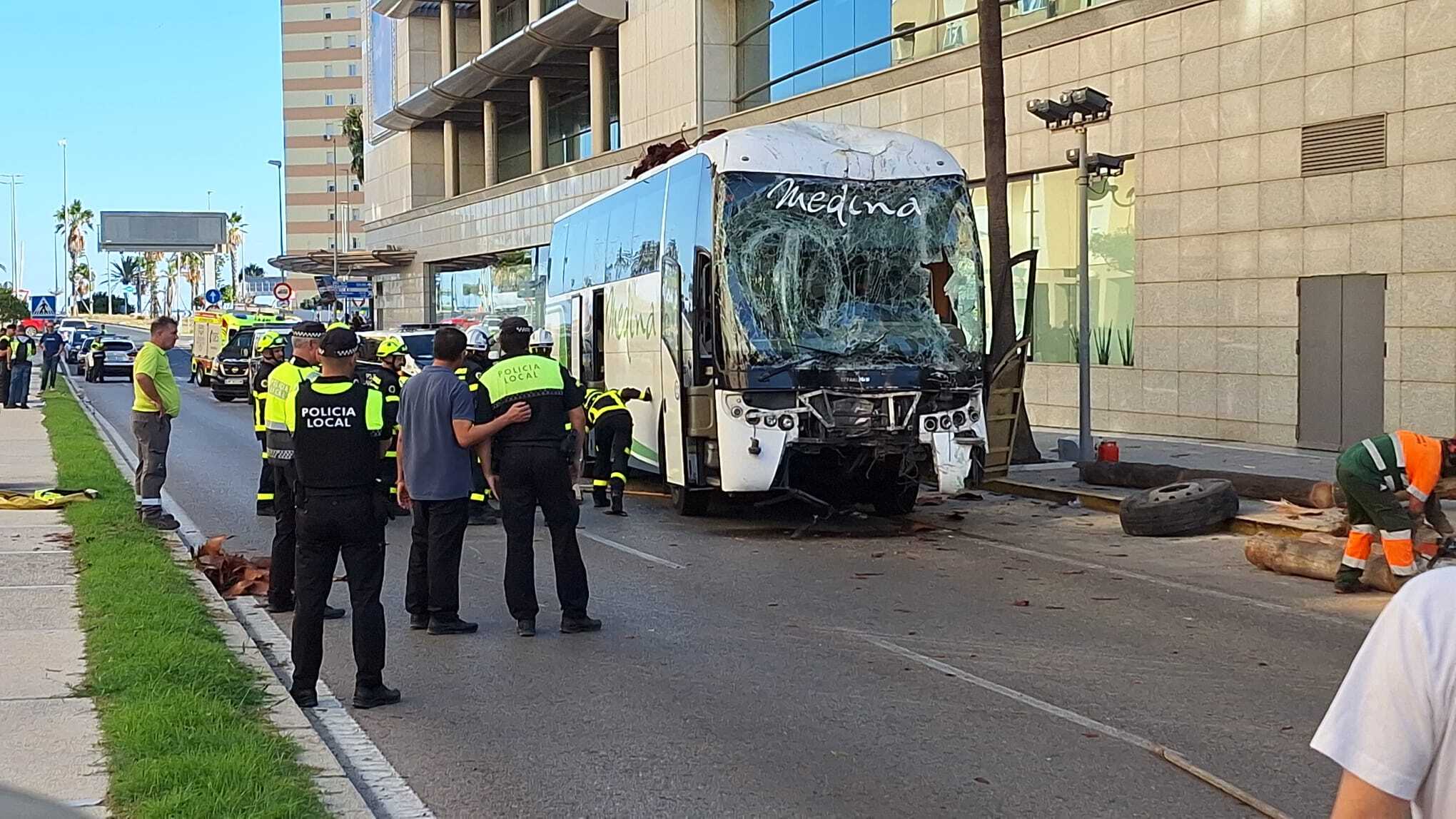 Muere el herido que estaba en la UCI tras el accidente del autobús y se elevan a cuatro los fallecidos Muere el herido que estaba en la UCI tras el accidente del autobús y se elevan a cuatro los fallecidos