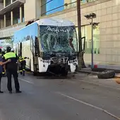 Al menos cuatro fallecidos al ser arrollados por un autobús que perdió el control en Cádiz Al menos cuatro fallecidos al ser arrollados por un autobús que perdió el control en Cádiz