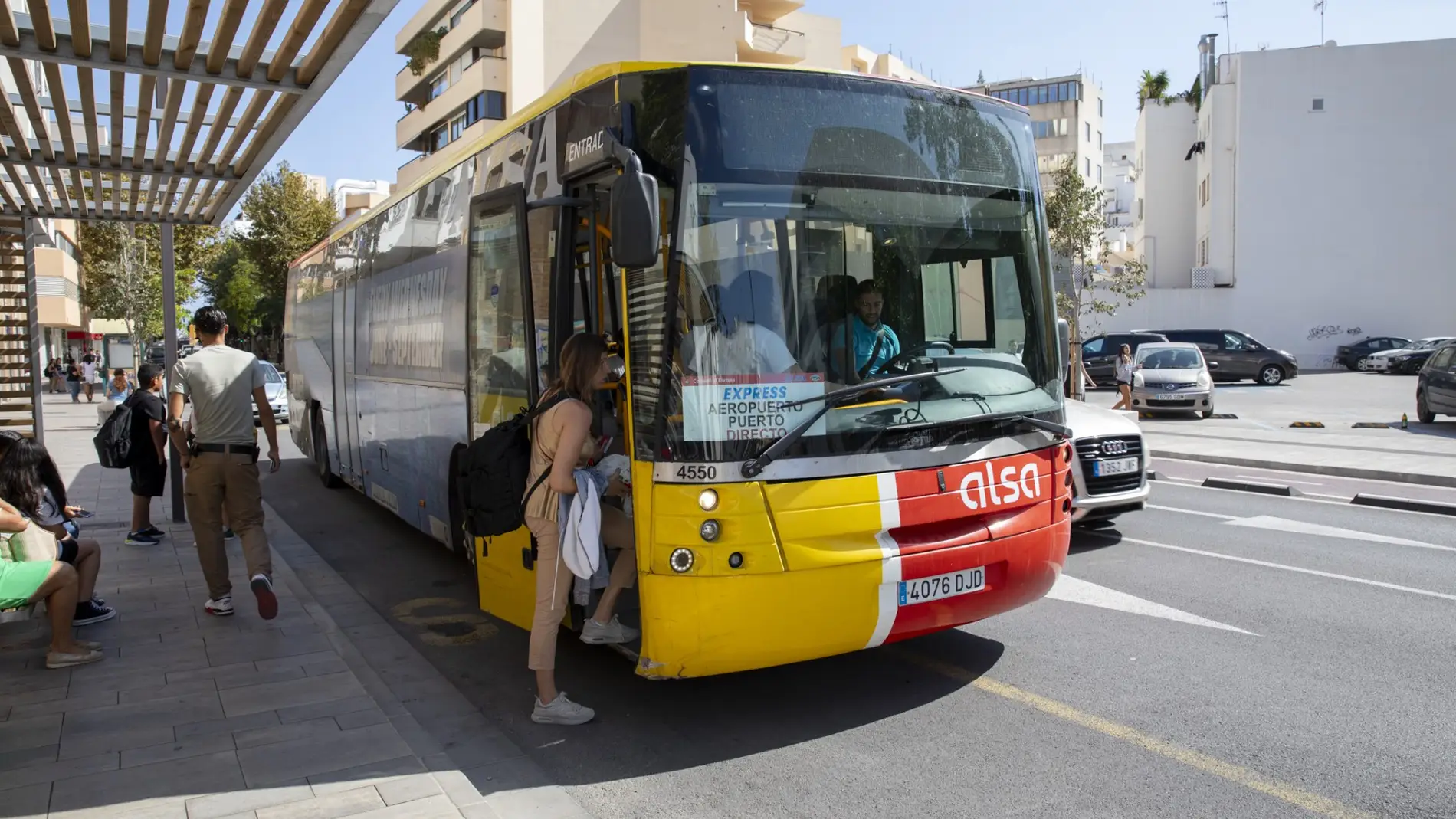 Las líneas de autobús que comunican Sant Antoni y Santa Eulària con Ibiza recuperarán la parada del centro de la ciudad 