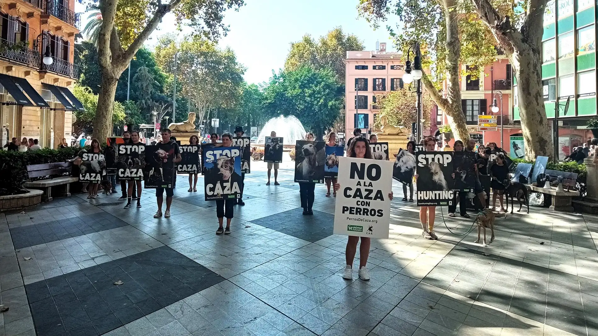 Animalistas protestan en el Passeig del Born de Palma contra la caza con perros