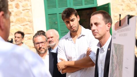 El Alcalde de Sant Llorenç, Jaume Soler, cruzado de brazos, junto al Presidente del Consell de Mallorca, Llorenç Galmés. 