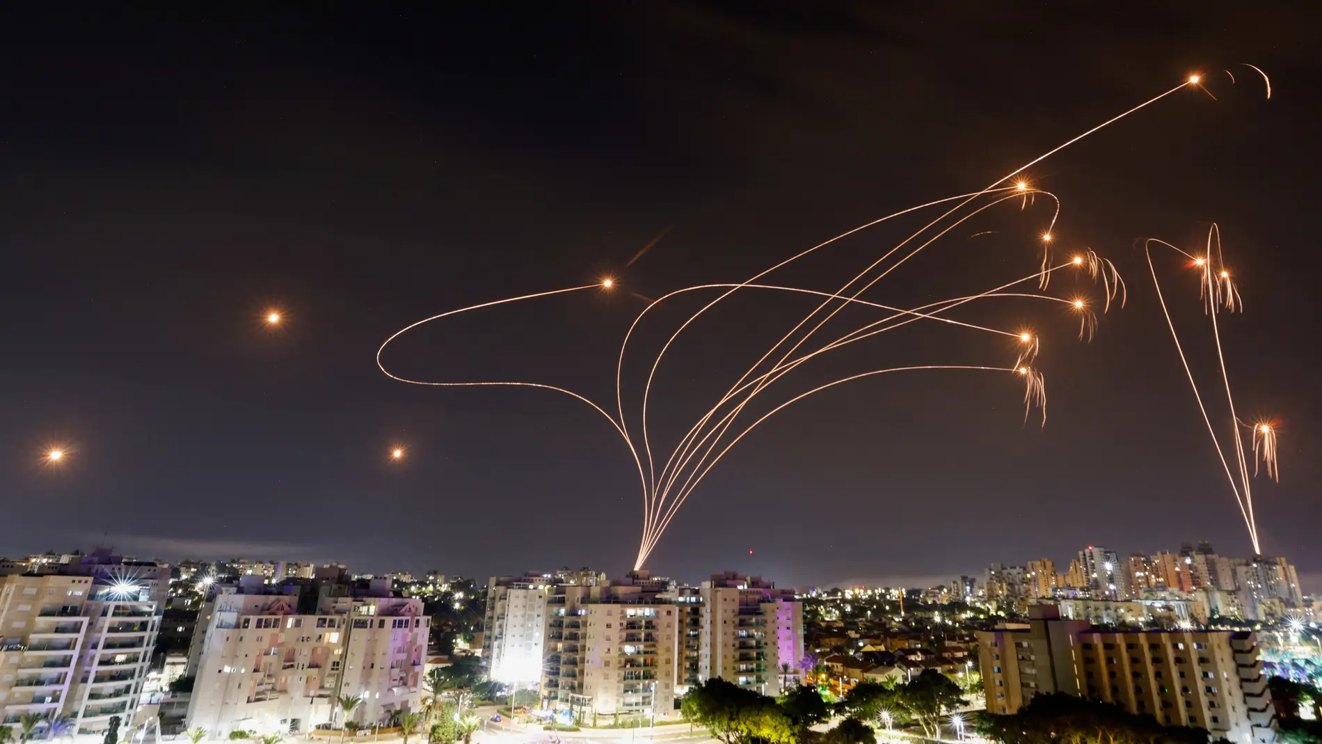 El sistema antimisiles de Israel intercepta cohetes lanzados desde la Franja de Gaza, hacia la ciudad de Ashkelon