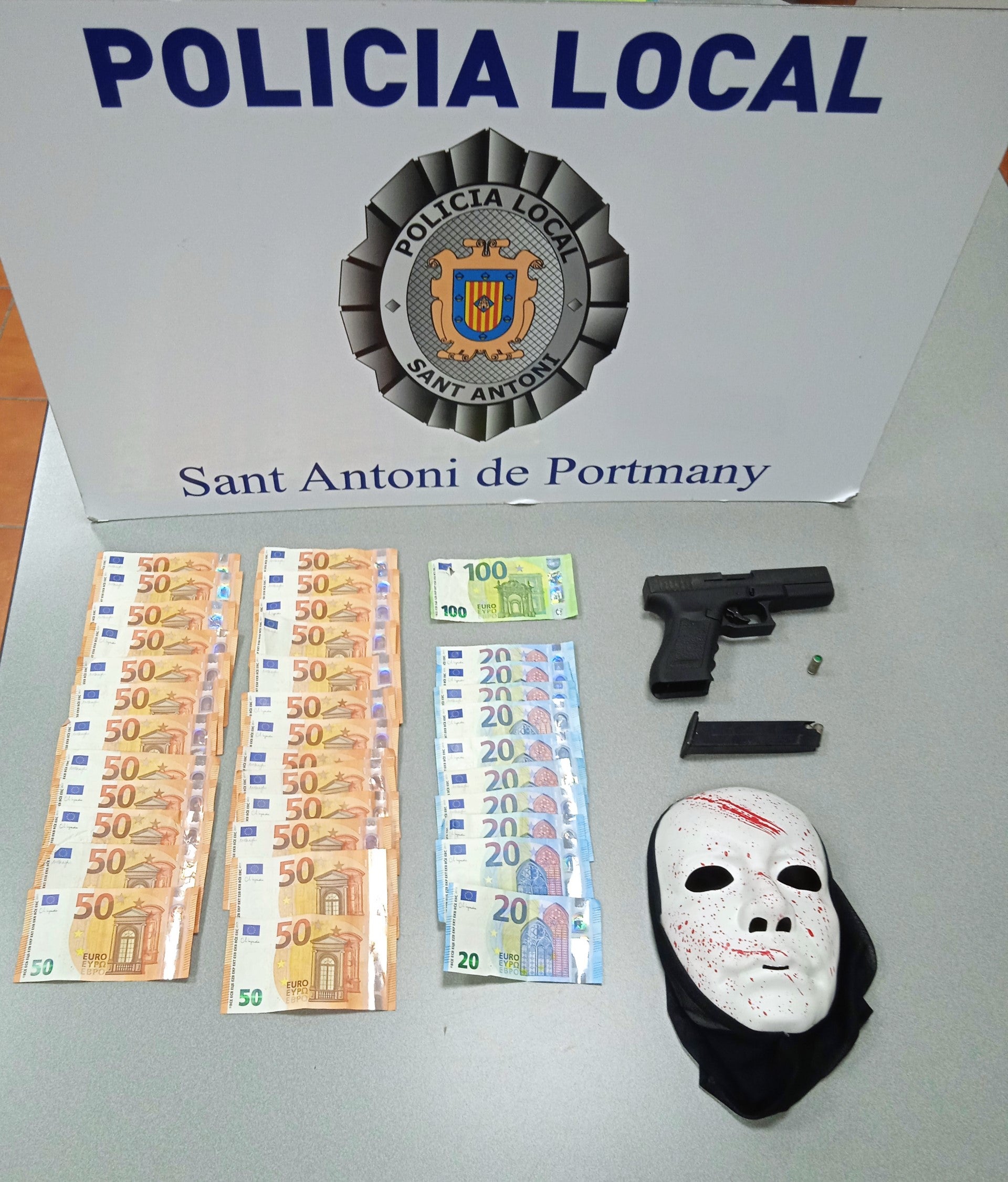 La Policía Local de Sant Antoni detiene a un hombre por asaltar una casa de campo de Ibiza armado con pistola y cuchillos La Policía Local de Sant Antoni detiene a un hombre por asaltar una casa de campo de Ibiza armado con pistola y cuchillos