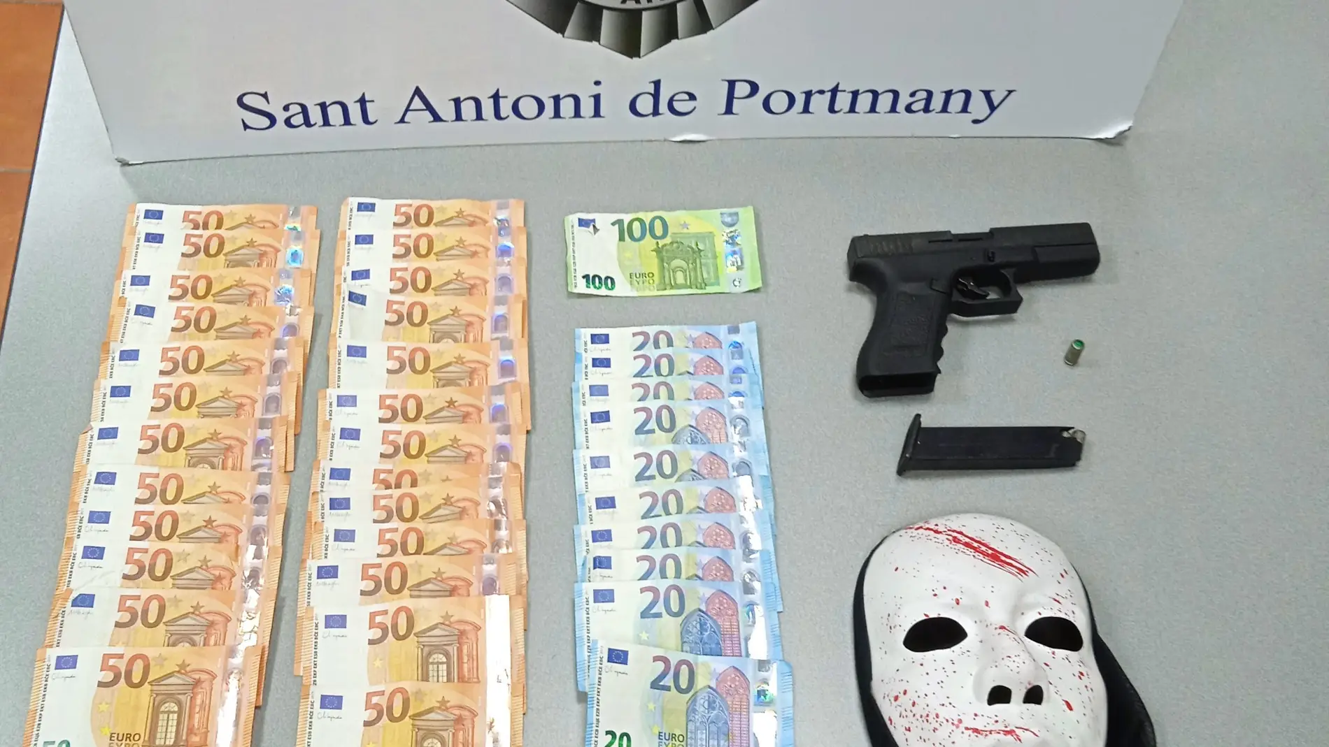 La Policía Local de Sant Antoni detiene a un hombre por asaltar una casa de campo de Ibiza armado con pistola y cuchillos