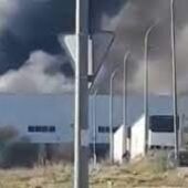 Dos heridos leves en un importante incendio en la Cooperativa de ACENORCA en Montehermoso
