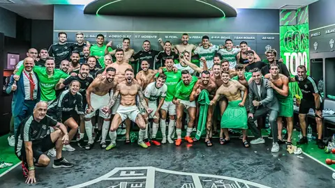 El vestuario del Elche CF celebra la victoria contra el Andorra El vestuario del Elche CF celebra la victoria contra el Andorra